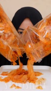 Keripik Kaca Pedas Daun Jeruk: Cemilan Gurih & Makanan Khas Bandung