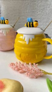 Insula แก้วมัค เซรามิก น้องผึ้งน่ารักๆ แถมช้อน พร้อมฝาปิด, นม, น้ำชา, และกาแฟ สำหรับครัวเรือน