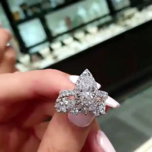 Huitan Fashion 2Pcs/Set Women Rings with Dazzling Cubic Zirconia Romantic Teardrop CZ Ring Wedding Engage Party Ladys Jewelry