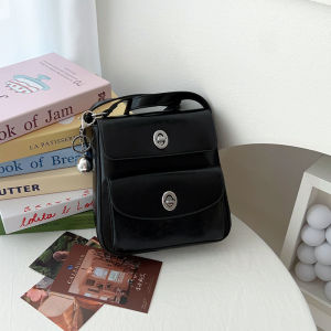 กระเป๋าสะพายข้างสีแดงวินเทจสำหรับผู้หญิง กระเป๋าใส่โทรศัพท์มือถือแบบสะพายข้าง กระเป๋าสี่เหลี่ยมเล็กแบบหนัง PU ทรงสี่เหลี่ยมตั้ง