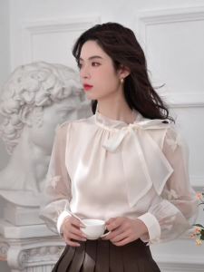AMMIN French Style Pearlescent Cream Apricot Bow Stand Collar Commuter Chiffon Blouse for Women 2025 Early Spring Long Sleeve Professional Commuter Sweet Beaded Bow Decoration Long Sleeve Elegant Blouse