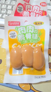 ใส้กรอก บิ๊กไส้กรอกจัมโบ้ กรอบนอกนุ่มใน มีส่วนผสมเนื้อสัตว์68% มีสองรสชาติให้เลือก 115 กรัม