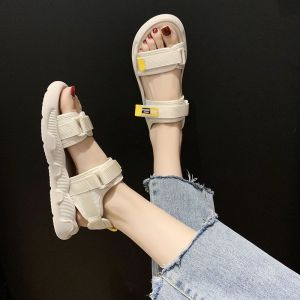 รองเท้าแตะผู้หญิงแบบลำลองสำหรับฤดูร้อนปี 2025 รองเท้าแตะชายหาดแบบมีพื้นนุ่มกันลื่น รองเท้าสำหรับนักเรียน ส้นแบน พื้นยาง สไตล์เกาหลี