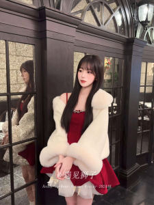 ชุดเดรสคอฮอลเตอร์ผ้ากำมะหยี่สีแดงสำหรับผู้หญิงในฤดูใบไม้ร่วงและฤดูหนาว ชุดราตรีวันเกิด ชุดกระโปรงสั้น ชุดเดรสสไตล์เกาหลี