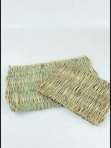 ลดราคา ที่นอนหญ้าถัก ทำจากหญ้า100% ขนาด40x28ซม แผ่นรองกรงกระต่าย แผ่นรองกรงสัตว์เลี้ยง ถนมเท้าสัตว์ หนูแฮมสเตอร์ เม่นแคระ กระรอก