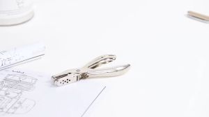 Kìm bấm lỗ giấy làm sổ cầm tay Deli