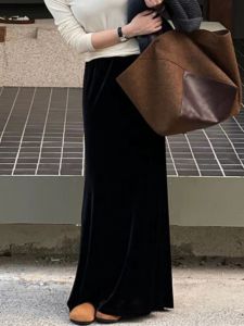 Elegant Black Velvet Long A-Line Mini Skirt Womens Fashion High Waist Slimming Bodycon Skirt Spring 2025 New Style