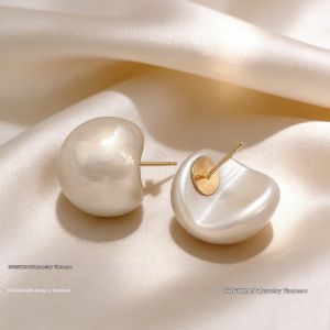 Minimal Design Pearl Earrings