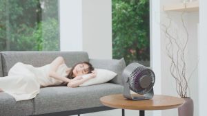 Electrolux พัดลมตั ้ งโต ๊ ะ USB ความเร ็ วปรับได ้ 100 ระดับการทํางานที ่ LED จอแสดงผลดิจิตอลติดผนัง