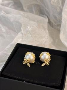Elegant Pearl Bee Earrings Fashionable French Style Womens Jewelry Fresh out New 2024 Trendy Ear Cuffs Gold Plated Gemstone