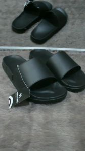 SANDAL PRIA SELOP FULL HITAM ANTI SLIP ANTI LICIN HIGH QUALITY LENTUR DAN EMPUK