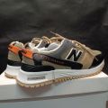 sepatu pria sneakers sport dan santai. 