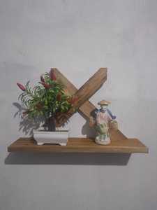 Rak Dinding Kayu Natural dengan Desain X Unik untuk Hiasan Ruang Tamu dan Dekorasi Interior Rumah