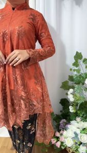 Setelan Kebaya Tunik Busui Modern: Outfit Kekinian untuk Pesta Wisuda Akad Nikah