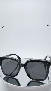 Kacamata Desain Fashionable: Kacamata Hitam Ken By Joanna France