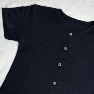 Jisoo Shortsleeve Top | ZOELA | Atasan Wanita Perempuan Lengan Pendek Kancing Rib Knit Basic Crop