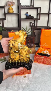 (ของขวัญปี69) ม้ามงคลยกขาบนก้อนทองผักกาด กล่องแดง มีให้เลือก2สี 3ขนาด