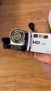 กล้อง DV แบบพกพา 2.4 นิ้ว 1080P HD หมุนหน้าจอ 16X ดิจิตอลซูมสำหรับกิจกรรมกีฬาปาร์ตี้ขี่ม้าครอบครัวใช้การเดินทาง Vlog ยิง