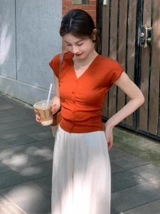 เสื้อยืดคอกว้างสีแดงสไตล์ฝรั่งเศสสำหรับผู้หญิงในช่วงฤดูร้อน เสื้อถักแบบบาง แขนสั้น เข้ารูป คอกลม เสื้อตัวบน