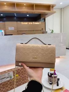 [With Box] 2024 New Womens Crossbody Bag Single Shoulder Bag Embossed Embossed Cowhide Chain Bag with Large Capacity Classic Versatility and Exquisite Craftsmanship to Meet the Aesthetic Taste of Fashionable Women Super Brand