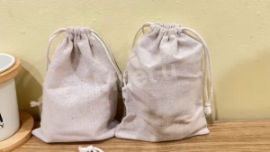 (แบ่งขาย1ใบ) ถุงผ้าดิบ หูรูดเชือก สีครีม ใส่เครื่องหอม ใส่ของชำร่วย พร้อมส่ง