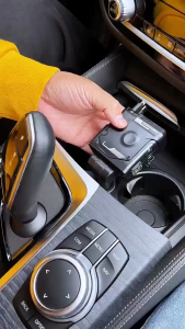 4-in-1 Car Charger With Retractable Cable Dual Fast Charging Cable Multi-Port Digital Display Voltage Monitoring Function Car Fast Charger 车载充电器