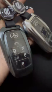 เคสรีโมทรถ Toyota Alphard Vellfire 2025 วัสดุโลหะอลูมินัมอัลลอย ทรง Sport แผ่นใส TPU หน้า หลังเห็นโลโก้ตัวรีโมท (Aluminum Alloy Key Cover) ครอบรีโมท 360 องศา เทาเมทาลิคและเงินเมทาลิค ออกแบบลายเส้นช่วยลดรอยนิ้วมือและลดรอยขีดข่วน