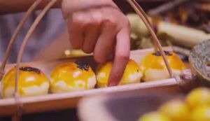 (In stock) Salted egg yolk box of Xuemei Niang breakfast bread snacks 6 pieces