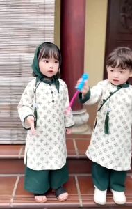 Áo dài tết cho bé gái áo dài cách tân bé trai áo dài trẻ em họa tiết xanh chất liệu đũi lụa - Life Style 4U