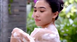 [Paket isi 3] Lux Botanicals Sabun Mandi Cair Velvet Jasmine 825ml