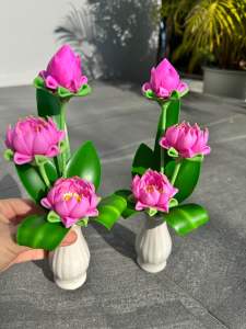 ดอกบัว แจกันดอกบัว แบบ 3 ดอก ขนาดสูง 9.5 นิ้ว ถึงปลายดอก แบบดินปั้น สำหรับตั้งวางหิ้งพระ ถวายสิ่งศักดิ์สิทธิ์