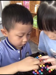 เล่นฝึกสมาธิ เกมเรียงสีลูกบอล สำหรับเล่นเสริมทักษะ วิเคราะห์ เสริมจินด์การคิดเด็ก