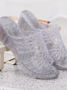 ลำลอง รองเท้าแตะพลาสติกรองเท้าส้นสูง ผู้หญิง รองเท้าแตะบ้านกลางแจ้ง กันลื่น Crystal Jelly Hollow Out ทันสมัย ฤดูร้อน รองเท้าแตะ