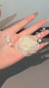 Kalung Klavikula Wanita Mawar Pucat Emas dengan Rantai Kristal Luxe