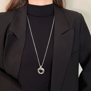 Long Metal Texture Crescent Horn Necklace Womens 2025 New Luxury Sensation Sweater Chain Fashion Jewelry Accessory