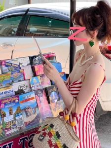 ชุดเดรสสายเดี่ยวคอวีสีแดงลายทางเซ็กซี่สำหรับผู้หญิง ชุดเดรสยาวคลุมเข่าสไตล์เกาหลีฤดูร้อน กระโปรงชายหาด