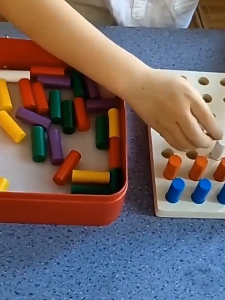 เตรียมจัดส่งของเล่นแนว Montessori แท่งไม้ใส่บล็อค แท่งไม้เรียงสี เป็นบล็อคไม้ฝึกให้เด็กๆได้เรียนรู้การแยกสี