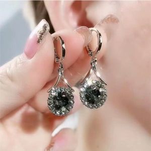 โดดเด่นด้วยความเป็นตัวของต่างหูสไตล์เกาหลีสำหรับสาวๆ ที่ชอบความเป็นเอกลักษณ์ ออกแบบเล็กน้อยแต่ไม่ซ้ำใคร