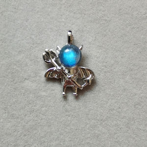 สร้อยคอจี้คริสตัลหินแสงจันทร์ธรรมชาติ โซ่กระดูกไหปลาร้า แสงสีน้ำเงินสดใส สร้อยคอแบบมีเอกลักษณ์เฉพาะตัว สไตล์ย้อนยุค เครื่องประดับแฟชั่น