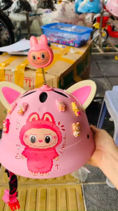 Nón bảo hiểm Labubu cho bé kèm phụ kiện ( size 3-8 tuổi )