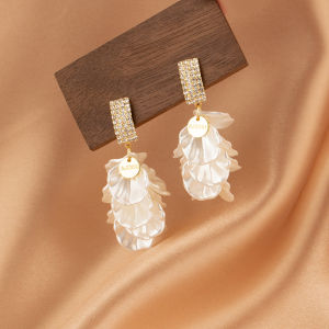 Elegant Shell Flower Earrings Luxury Feelings No Piercing Mosquito Coil Tray Ear Clip Fashionable Floral Design for Women