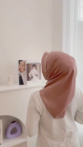 Hijab Segiempat Payet Plainsquare Pearly Daun & Mutiara Kondangan Jahit Tepi 60 Warna Bella Square Pollycotton