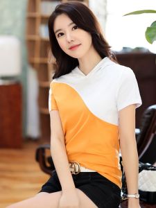 เสื้อยืดแขนสั้นผู้หญิงปี 2025 พร้อมฮู้ดแบบตัดต่อสีสันสดใสสไตล์เกาหลี เสื้อผ้าทำงานฤดูใบไม้ผลิ ผ้าฝ้าย สไตล์เรียบง่าย