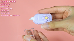 ชุดของขวัญเครื่องเขียน Back to School แบบ 8-in-1 - ปากกาลูกลื่น พวงกุญแจ ยางลบและอื่น ๆ - เหมาะสําหรับงานปาร์ตี้ ชุด Back to School การใช้การศึกษาหรือความคิดสร้างสรรค์ (สีม่วง/สีชมพู)