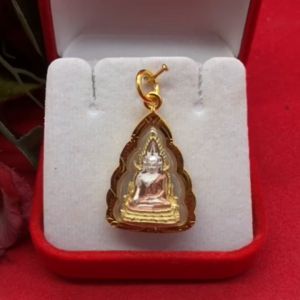 จี้พระพุทธชินราช องค์สามกษัตริย์ ขนาด 2x2.5cm ชุบทอง กรอบตัดลาย ค้าขายร่ำรวย ชีวิตรุ่งเรือง มีโชคลาภด้วย พร้อมบูชา