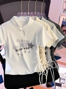 เสื้อยืดแขนสั้นพิมพ์ลายสไตล์ฤดูร้อนสำหรับผู้หญิง เสื้อตัวบนทรงเข้ารูปแบบพิเศษพร้อมเชือกผูกคอและกระดุม คอลเลกชั่นใหม่ 2024