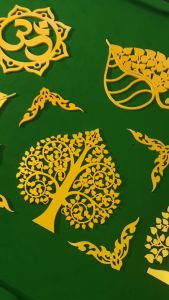 ตกแต่งหิ้งพระ ฉลูพลาสวูด ต้นโพสต์ โพสต์พระ ดอกบัว สัญลักษณ์โอม สีทอง สีขาว ประดับหิ้งพระ