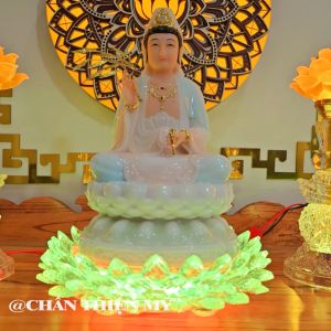Đài Sen Pha Lê Tròn Trang Trí Tượng Quan Âm Cùng Phật Di Lặc Có Đèn LED Đổi Màu Kèm Điều Khiển Từ Xa
