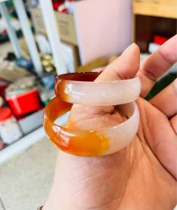 Vòng tay đá Mã Não trắng đỏ bản hẹ mang lại May Mắn Hạnh Phúc cho Nữ.