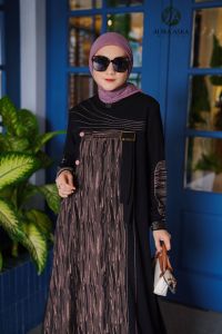 LAUDYA DRESS FREE HIJAB TERBARU 2024 BAHAN BLACK SAUDIA-GAMIS LEBARAN WANITA TERLARIS SATU SET GAMIS MOTIF SHABITA JETBLACK COCOK UNTUK PESTA DAN LEBARAN TAHUN INI-GAMIS MEWAH WANITA TERBARU 2024